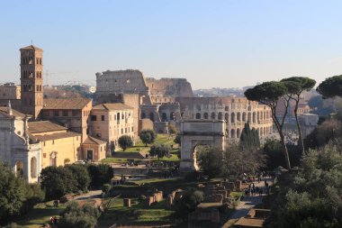 Roma 'nın Roma, İtalya' da Kolezyum ile manzarası.