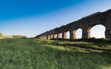 Roma'da Parco degli Acquedotti kamu parkı Roma su kemeri Aqua Claudia, İtalya. Bu Appian Way Bölgesel Park bir parçasıdır ve yaklaşık 240 hektar. 