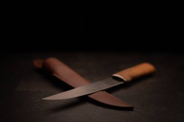 Çaktırmadan çekilen, tahta saplı, deri kılıflı, sade bir stüdyo fotoğrafı. Koyu yazı tahtası, renklendirme dokusu, işçilik ve en düşük kompozisyon.