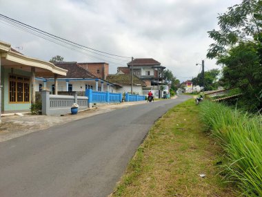 Geleneksel Evleri ve Yeşillik Malang, Doğu Java 'lı Kırsal Köy Yol Kenarı Manzarası. 3 Temmuz 2025