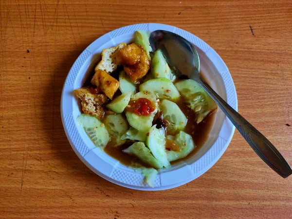 Tofu ve salatalık soslu salata.