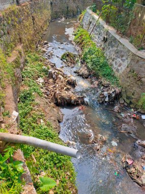 Kirli Şehir Su Yolu enkaz ve kanalizasyon taşkınlığı ile