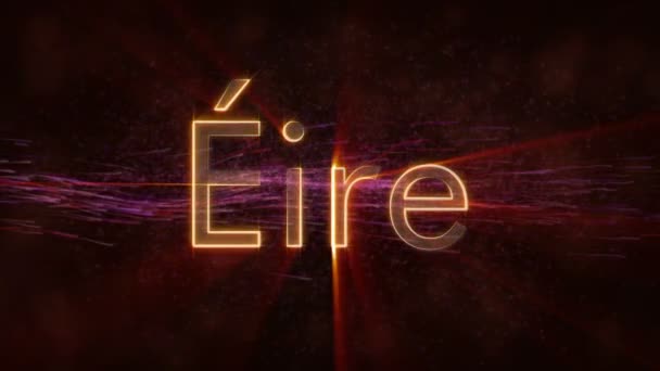 爱尔兰到 Eire 国家名称过渡之间的英语和当地语言文本动画 在文本边缘上环绕着旋转和流动的恒星的背景上的闪亮光线 — 图库视频影像