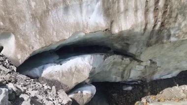 Buzulların erimesi büyüleyici buz mağarası yapısını ortaya çıkarıyor.