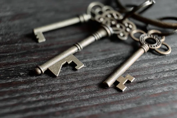 Kırsal ahşap üzerinde gösterilen süslü tuşlar