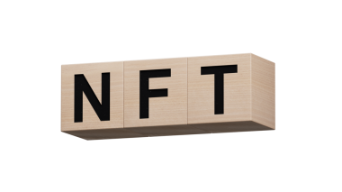 İş konsepti. Belgelerde NFT iş kavramının yazılı olduğu tahta küpleri gösteren bir büyüteç var. PNG dosyalarını şeffaf arkaplan ile yükseltiyor..