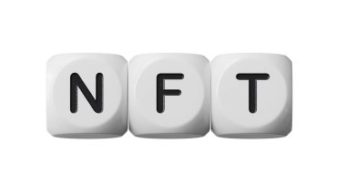 İş konsepti. Belgelerde tahta zarlara işaret eden bir büyüteç var. Üzerinde NFT-İş Konsepti 3D görüntüler ve kırpma yolu için Yeşil Ekran 'a yerleştirilmiş..