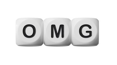 Omg. Tahta zarlar OMG kelimesini oluşturuyor. Aman Tanrım, tepki ve duygu iletişiminde ifade, şok, vay, sürpriz, gülme 3D görüntüleme Yeşil Ekran 'da.