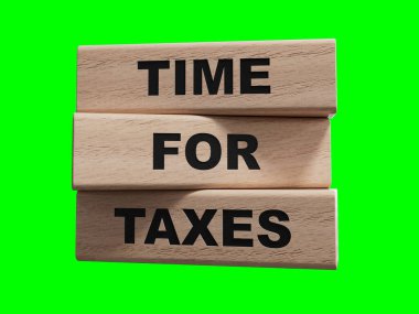 Tahta bloklara vergi yazma zamanı. İş konsepti. Tahta bloklar. Görüntü ve kırpma yolu için 3D uzay görüntüsünü Yeşil Ekran 'a kopyala.