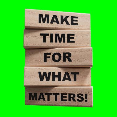 Önemli bir sembol. Sözcüklerle tahta bloklar önemli şeylere zaman ayırır. İş ve önemli konsept. Görüntü ve kırpma yolu için 3D uzay görüntüsünü Yeşil Ekran 'a kopyala.