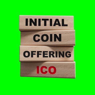 Tahta bloklardaki ICO alfabesinin harfleri. ICO, ilk madeni paranın kısaltılmışı. Tahta bloklar. Görüntü ve kırpma yolu için 3D uzay görüntüsünü Yeşil Ekran 'a kopyala.