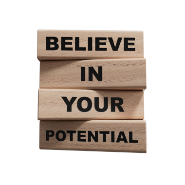 Tahta bloklara yazılmış potansiyel mesajına inan. Potansiyel sembolünüze olan kavramsal inancınız. Boşluğu kopyala. Saydam arkaplan içeren PNG dosyalarını gönderir.