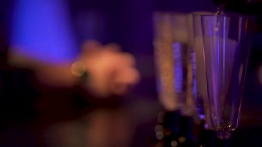 Bulanık bir arkaplanda bir kadeh şampanyanın yakın plan çekimi.