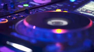 DJ bir kulüpte müzik çalıyor. Disko karışımı