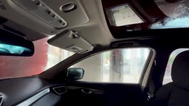 Araba yıkama makinesinin içinde.. 