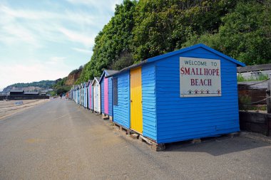 Shanklin, Wight Adası, İngiltere. 20 Mayıs 2025. Shanklin, Küçük Umut Plajındaki Renkli Sahil Kulübeleri.
