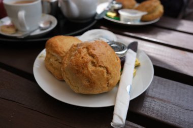 Kremalı çay çörekleri ve bir fincan çay..