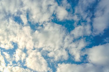 Mavi gökyüzü ile beyaz bulutlar. Gökyüzü arka plan. Tonda fotoğraf