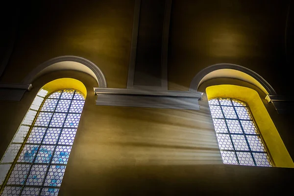 Rayons Lumineux Travers Les Fenêtres Sombres Lumière Mystique — Photo