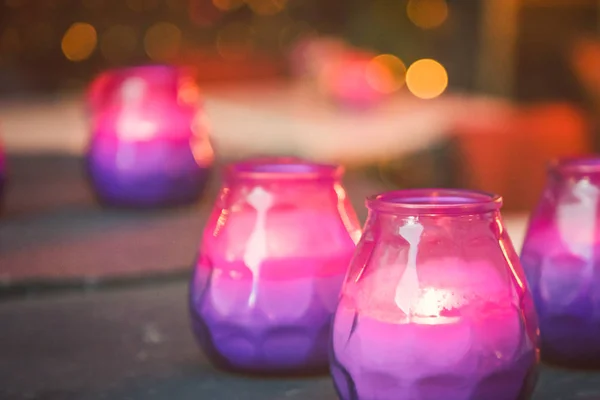 Helder Brandende Paarse Roze Kaarsen Tafel — Stockfoto