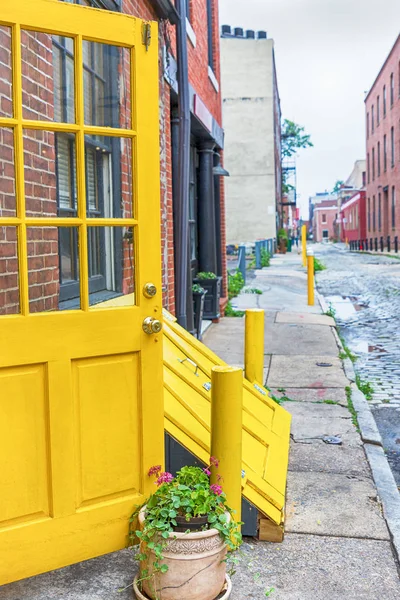 Old town Philadelphia, estado de Pensilvania, EE.UU. Casa de ladrillo y puertas amarillas vintage — Foto de Stock