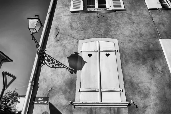 Colmar, Francia. 14 de octubre de 2018. Linterna y su sombra en una pared. Persianas con corazón. Detalles — Foto de Stock
