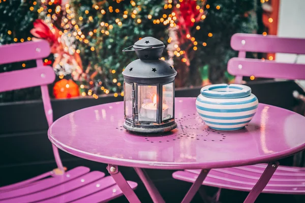 Linterna Metal Negro Navideño Con Vela Encendida Sobre Una Mesa —  Fotos de Stock