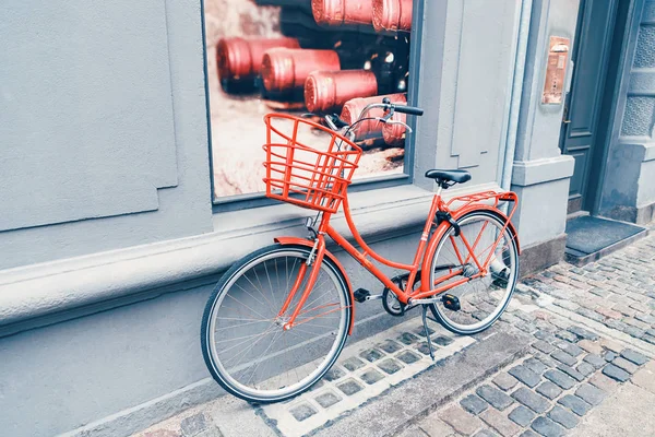 Kopenhaga Dania Listopada 2018 Vintage Czerwony Rower Pobliżu Starych Murów — Zdjęcie stockowe