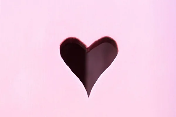 Розовая деревянная доска с сердцем. Подробности. Копирование пространства — стоковое фото