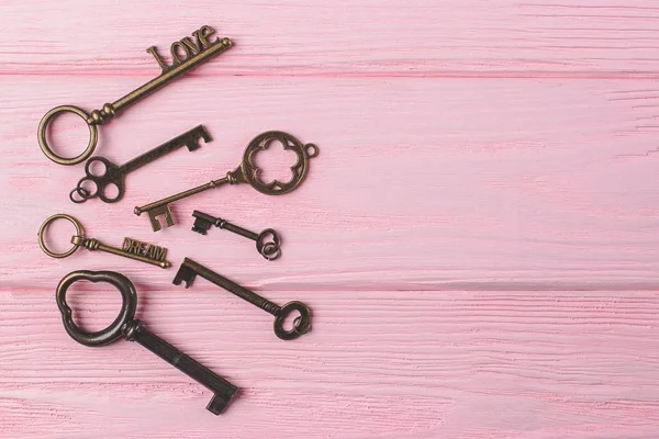 Coleção de chaves vintage em um fundo rosa. Amor e sonho. .. Espaço de cópia — Fotografia de Stock