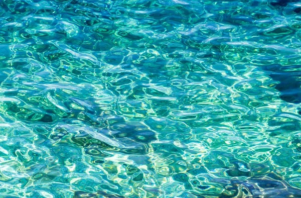 クロアチアの素晴らしい静かなターコイズ色の水の背景 — ストック写真