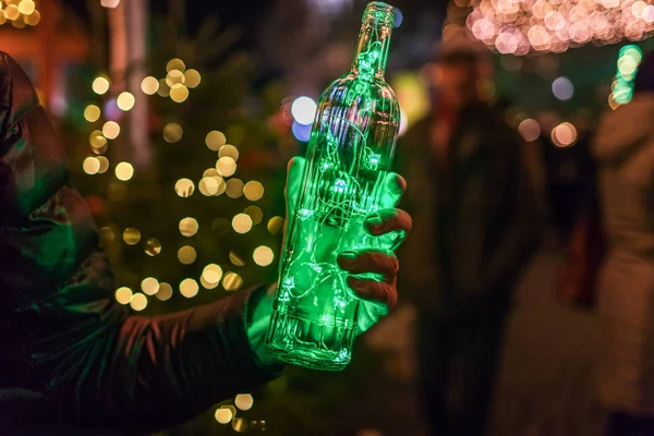 Natal Mágico Guirlanda Verde Garrafa Transparente Fundo Cidade Noite Guirlanda — Fotografia de Stock