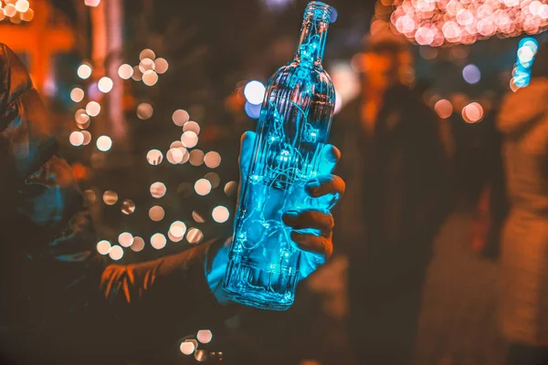 Luz Mágica Guirnalda Azul Botella Transparente Fondo Ciudad Por Noche — Foto de Stock