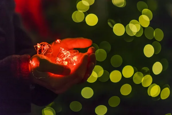 Guirlandas Nas Palmas Das Mãos Luzes Natal Nas Mãos Foco — Fotografia de Stock