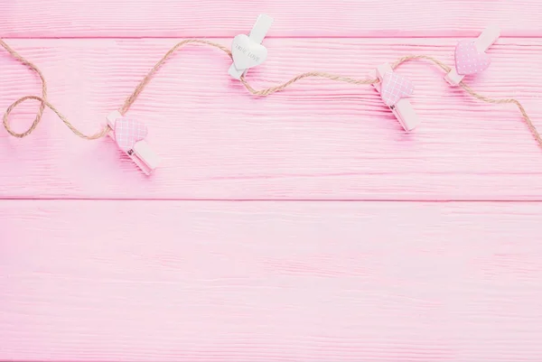 Pomysł Walentynki Różowe Białe Serca Bielizny Linii Ubrań Różowym Tle — Zdjęcie stockowe