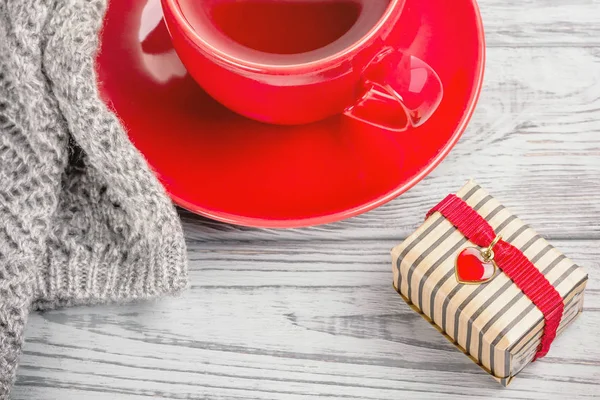 Красная Чашка Чая Вязаные Перчатки Подарок День Святого Валентина Сером — стоковое фото
