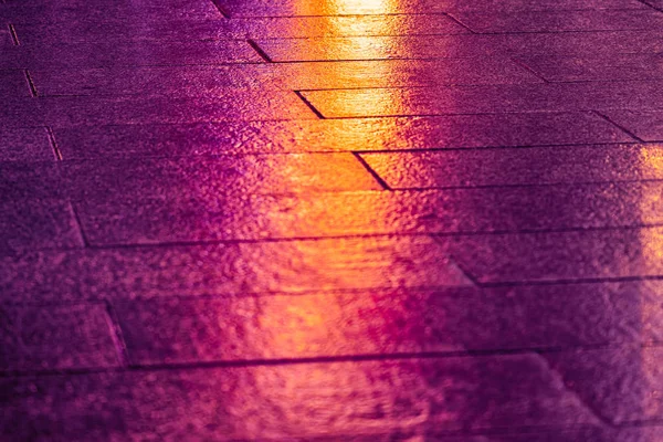 Reflejo Brillante Luz Borgoña Naranja Pavimento Por Noche — Foto de Stock