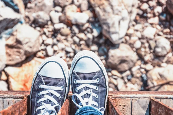 Pies Femeninos Zapatillas Azules Una Playa Piedra Clara Copiar Espacio — Foto de Stock