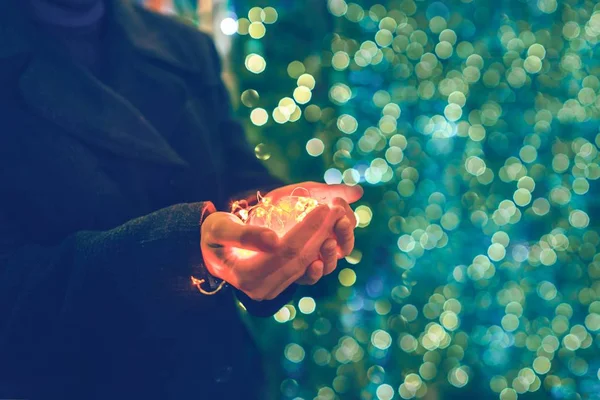 Guirlandas Nas Palmas Das Mãos Luzes Natal Nas Mãos Foco — Fotografia de Stock