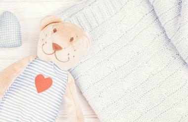 Kırmızı kalp ve sıcak battaniye örgü mavi ile şirin ayıcık