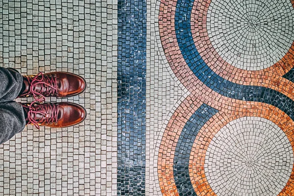 Selfie de pies. Elegantes botas de color burdeos y exquisito suelo de mosaico — Foto de Stock