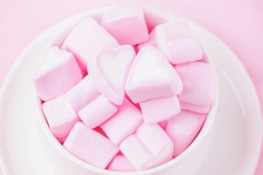 Aşk şarkısı. Pembe hatmi kalpleri bir fincan. Sevgiliye arka plan. Kopya alanı