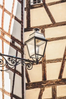 Sokak fener fahverk duvar arka plan üzerinde. Ayrıntılar. Ayrıntılar
