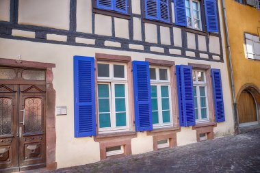 Colmar, Fransa. 14 Ekim 2018. Çivit rengi ile ev ayrıntıları panjurlar