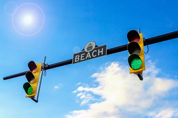 Två Trafikljus Och Street Logga Beach Trafikljus Med Starkt Grönt — Stockfoto