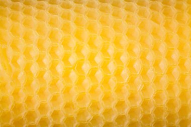 Doğal el yapımı balmumu mum. Yakın çekim. Sarı Bal tarak desen