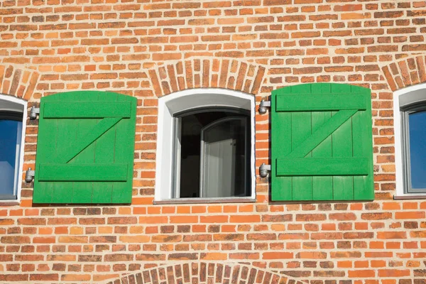 Pared Ladrillo Rojo Vintage Ventana Abierta Con Persianas Madera Verde — Foto de Stock