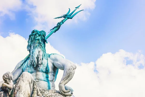 Neptunbrunnen Auf Dem Alexanderplatz Und Sanft Blauer Himmel Berlin Deutschland — Stockfoto