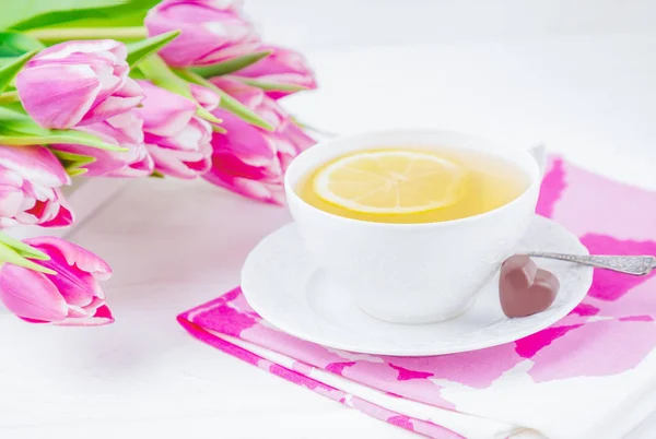レモン紅茶 チョコレートの心 白い木製の背景にマゼンタ ピンク チューリップ コピー スペース — ストック写真