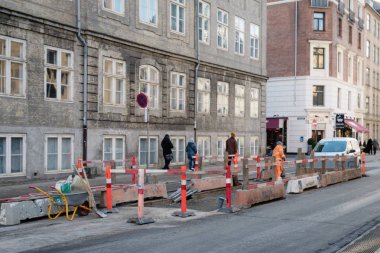 Kopenhag, Danimarka. 28 Kasım 2018. Yol yapımı ve yol onarım. İşçiler bir yolda